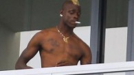 Mario Balotelli fuma in balcone