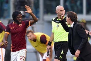 Roma's forward from Ivory Coast Gervinho (L) celebrates with Roma's coach from France Rudi Garcia after scoring during the Italian football match AS Roma vs SS Lazio at the Olympic stadium on November 8, 2015 in Rome.    AFP PHOTO / ALBERTO PIZZOLI        (Photo credit should read ALBERTO PIZZOLI/AFP/Getty Images)