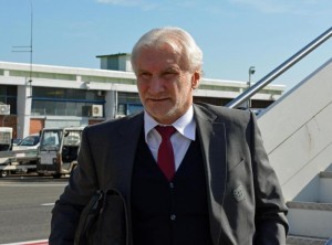 Bayer Leverkusen manager and former As Roma's player, Rudi Voeller, disembarks at Fiumicino Airport with the team, 03 November 2015, on the eve of soccer Champions League match between As Roma and Bayer Leverkusen at Olimpic Stadium in Rome. ANSA / TELENEWS